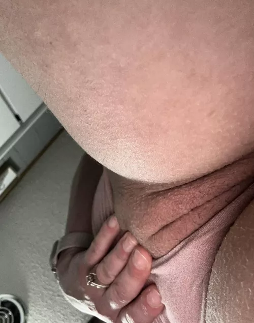 This innie deserves to be shown off by nofacemomof2