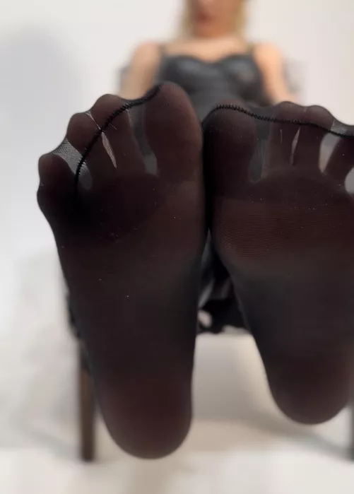 toes in tights? by dumbxtchdiseaze