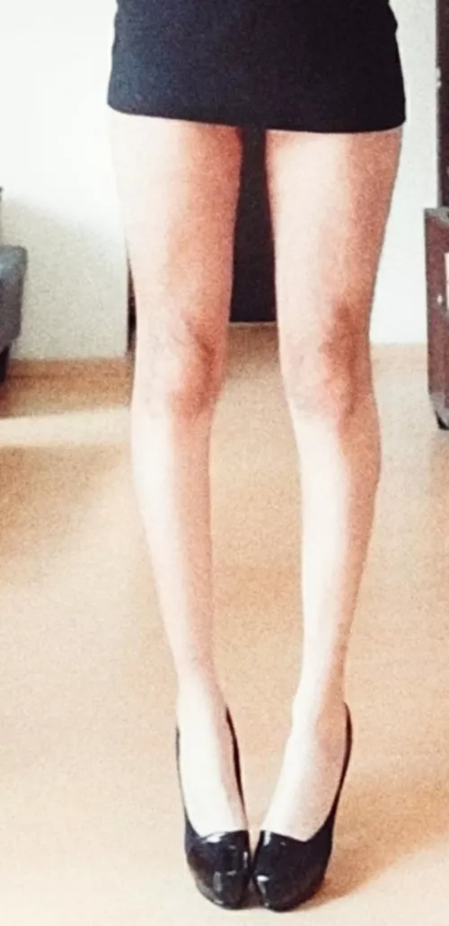 Wearing a miniskirt and my black suede heels 💕 (oc) Solda 27 by soldaderyan