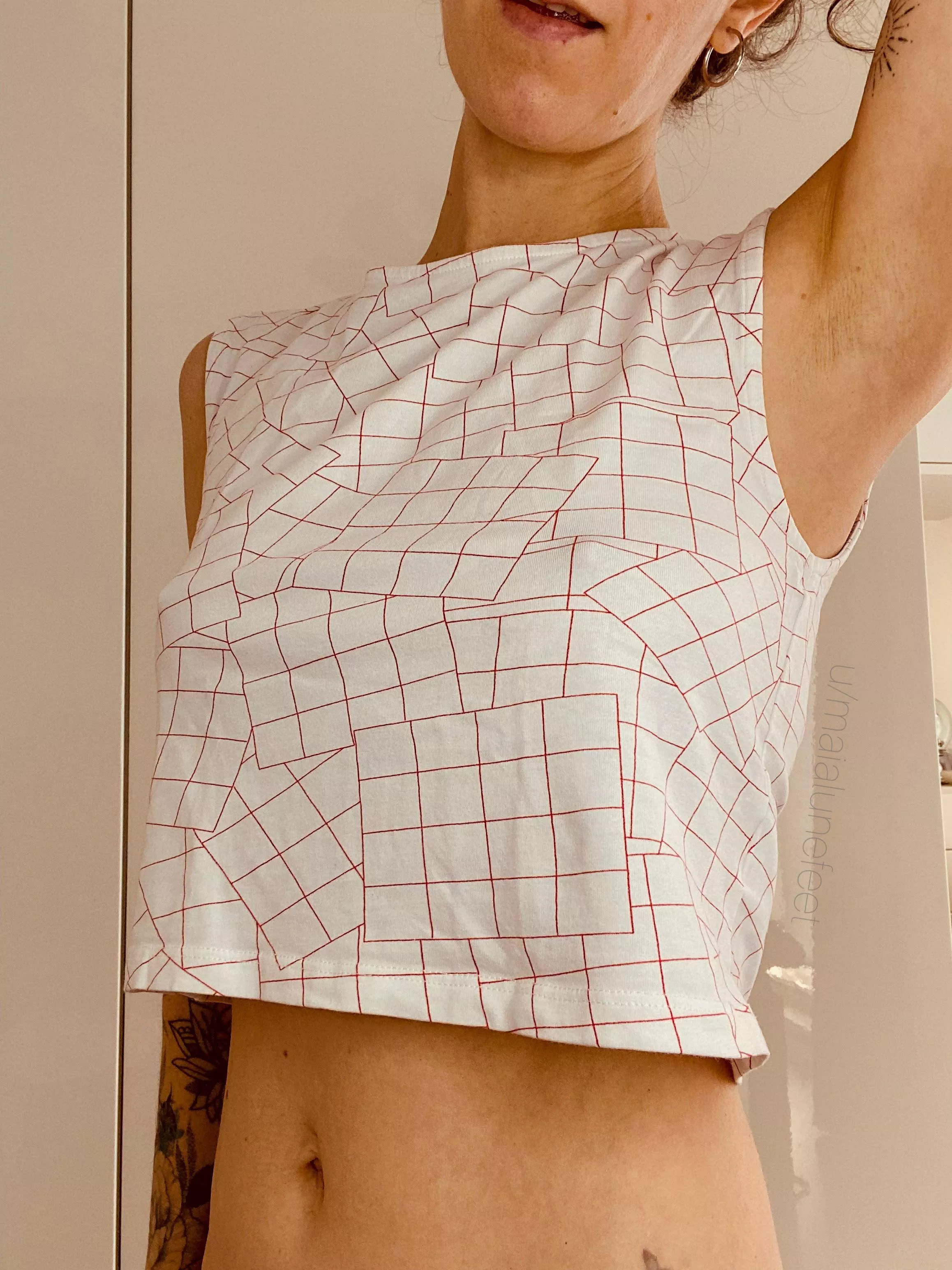 Crop top & no bra got me feeling free ☺️ [f] posted by maialunefeet