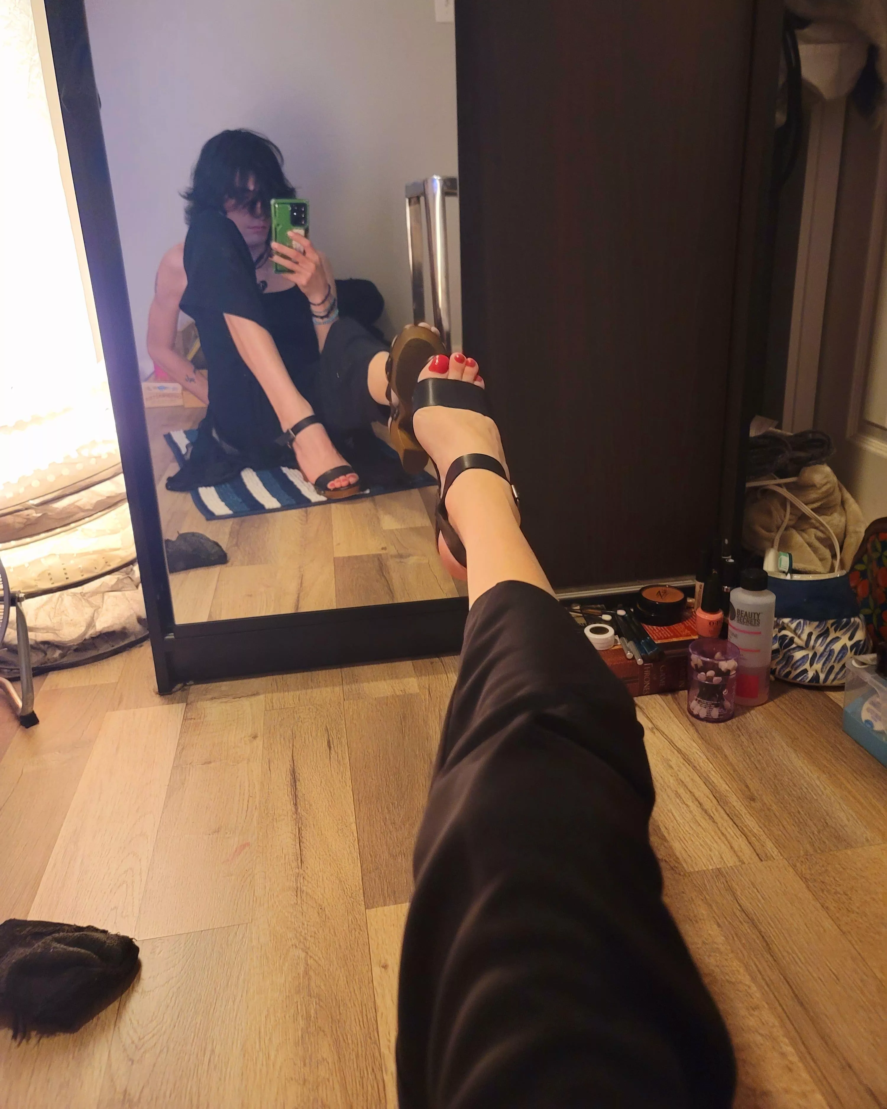 cum all over my feet guys 😈💧🩷 posted by northstar_owl94