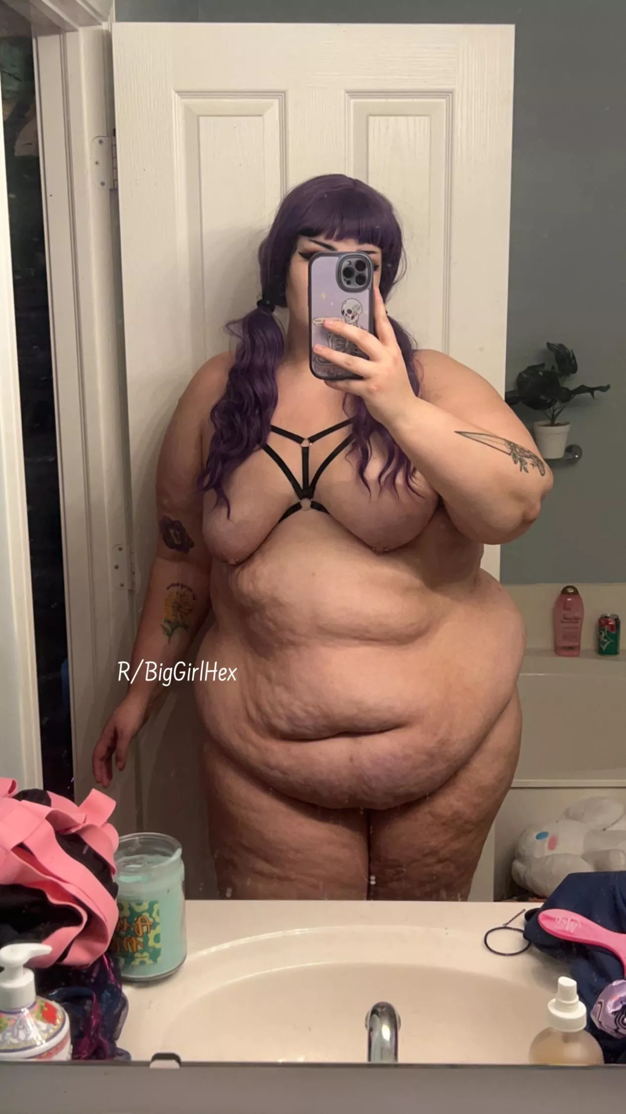 Ever wanted to see how many twinkies until an e-girl pops? 🤤💕🍬 posted by BigGirlHex