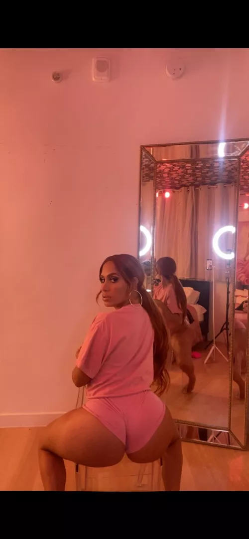 (f) I have a huge butt and a tiny waist by Dashingthalia