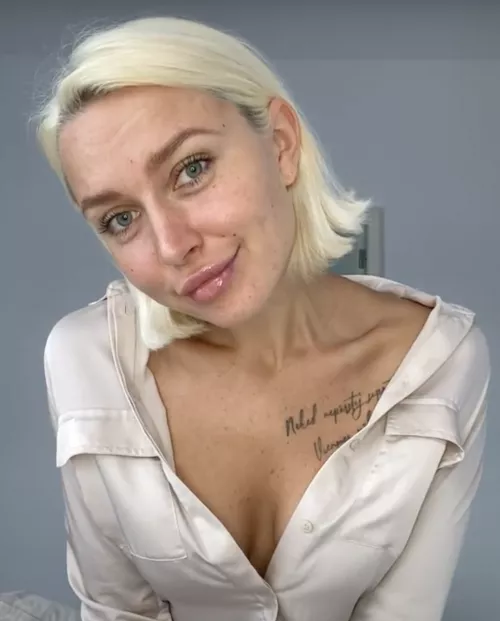 F32 Short hair blondie or a long hair? by Striking_Relative242