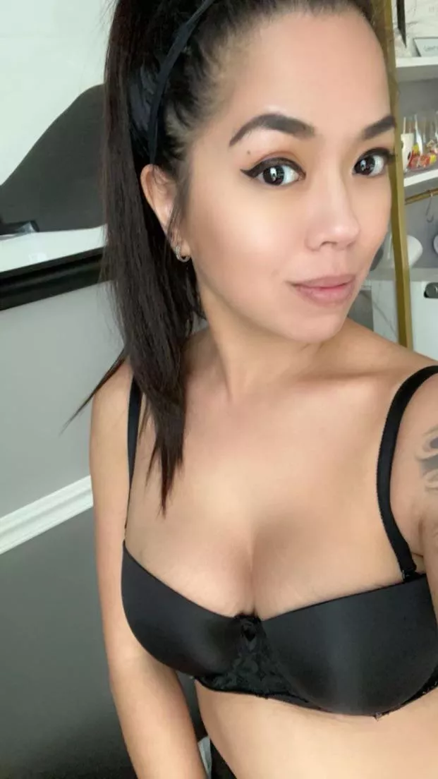 F43 Spring like weather today and can’t decide what to wear! posted by honeybeenguyen-2-