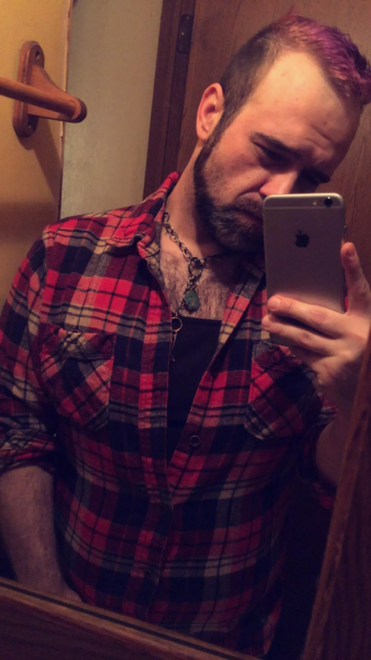 Hope everyone is having a good week! Just me in some flannel, heard it was a good look 🥸 posted by Bulbaskunk
