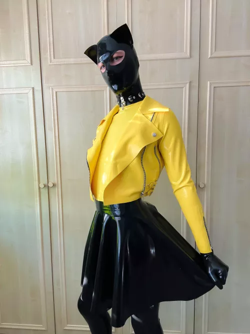 Hope I make your day a lil brighter with my new yellow latex 💛 by The_Rubber_Boi