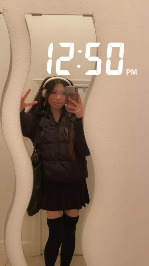 I have no other poses other than ✌🏻 by SailorDae