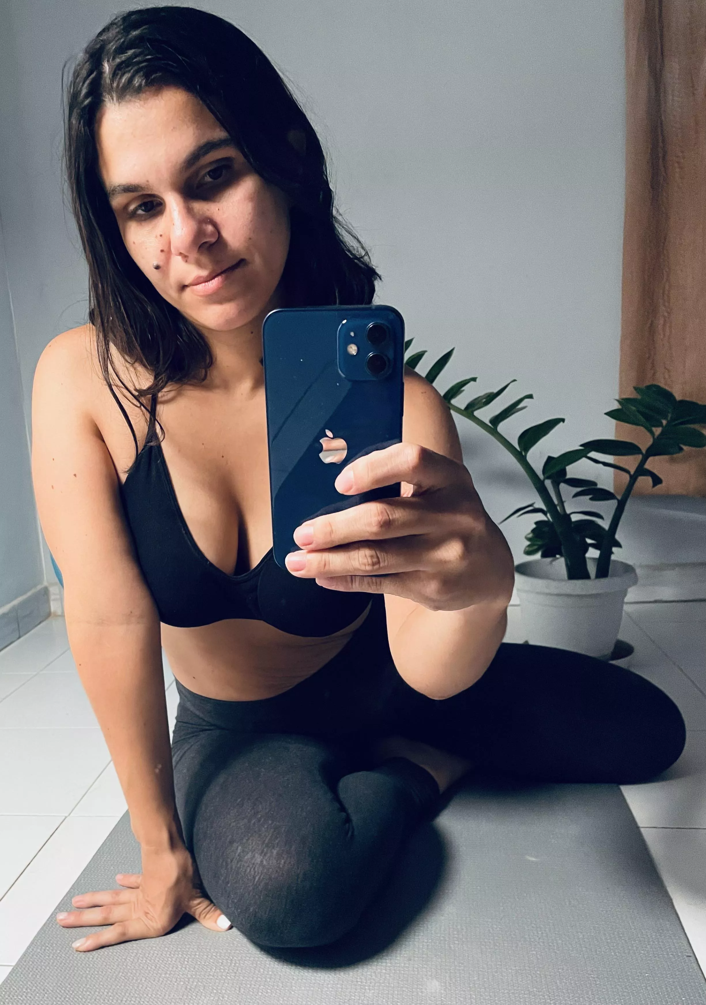 I know is late, but this latina milf is ready to play posted by Jazzlike-Enthusiasm5