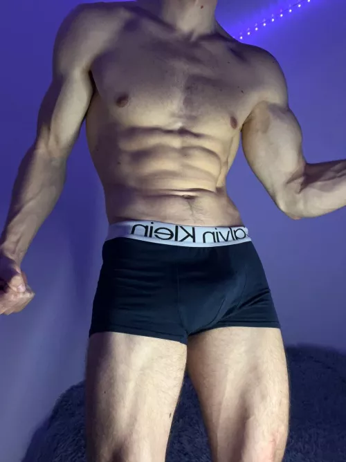 I love to humiliate pathetic losers and when they worship my muscles 😈 I can talk about it all night by vitalysportguy