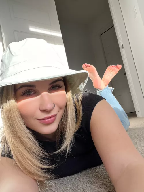 I need someone to come massage my feet by Rileywoodx