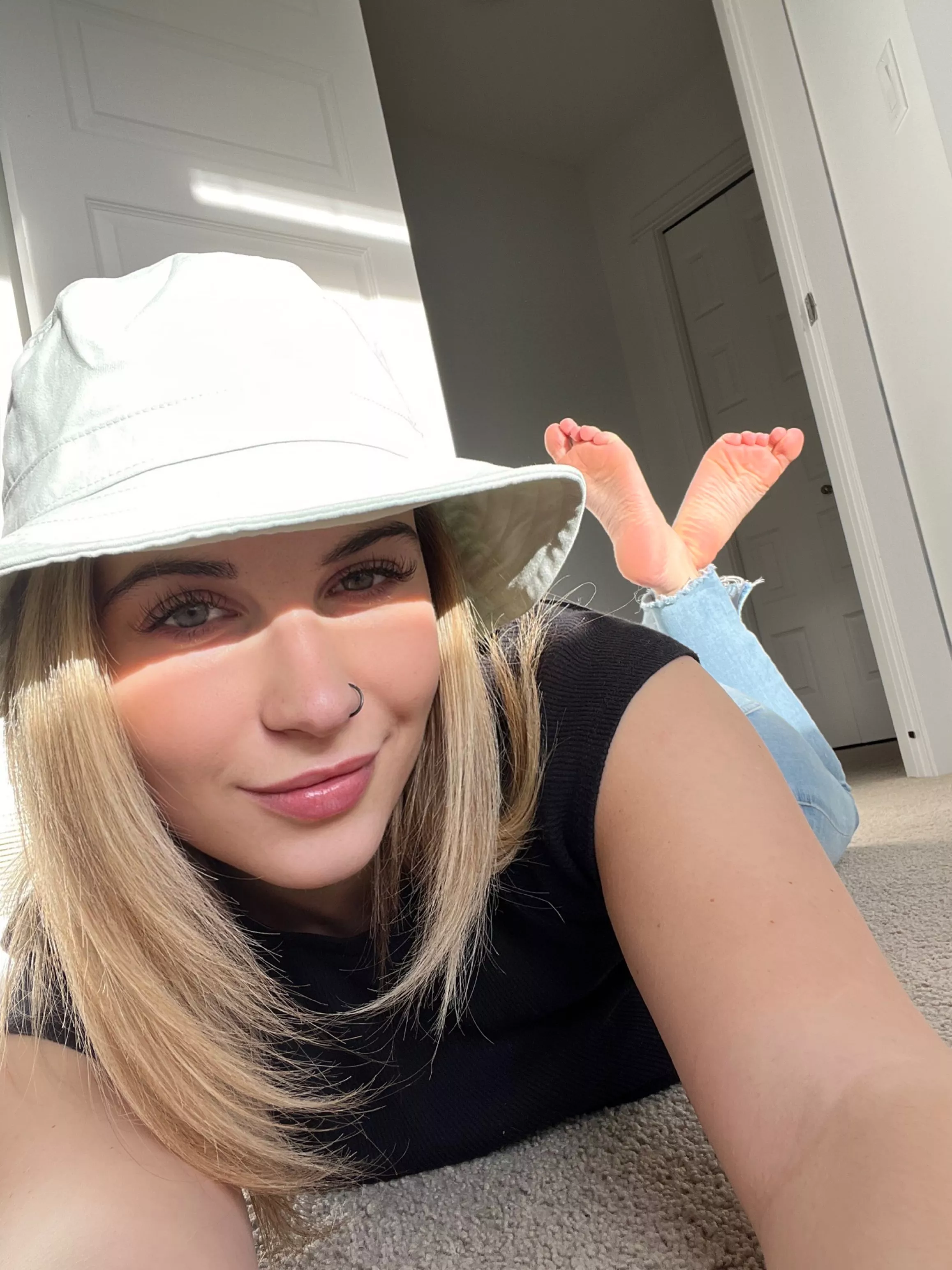 I need someone to come massage my feet posted by Rileywoodx