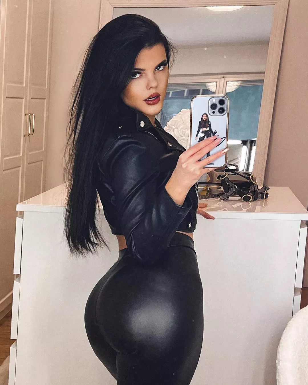 Lara 🖤✨ posted by Niniel_sen