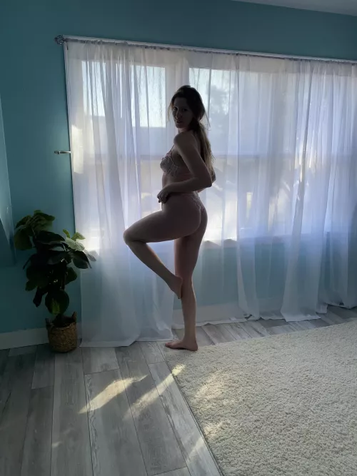 Long legged MILF by emersonbloom22