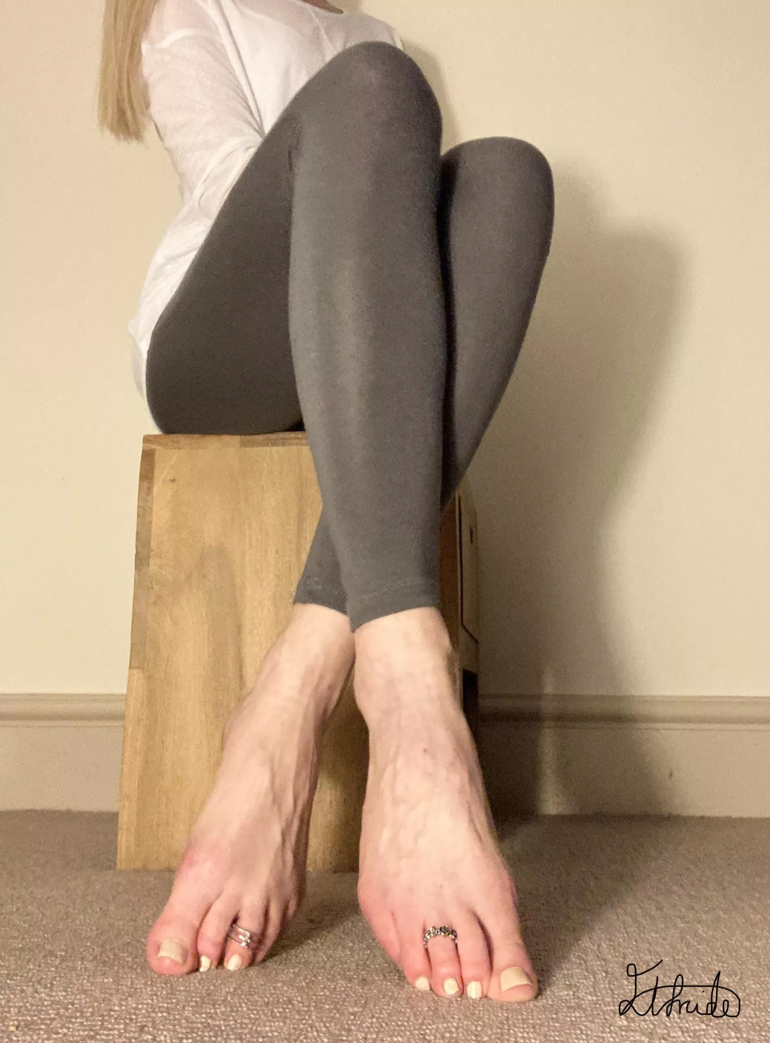 Long slim legs posted by Elfrida77