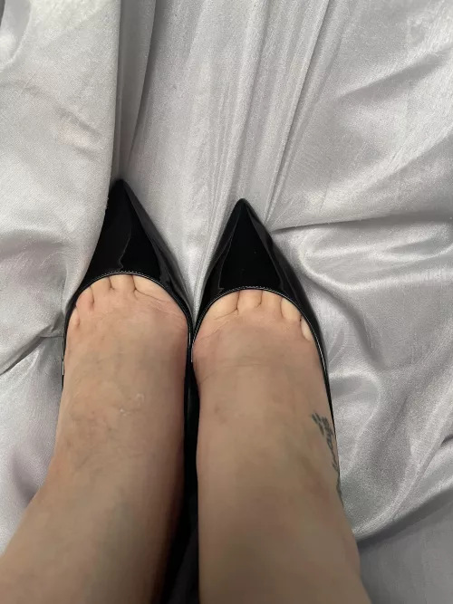 Massive toe cleavage in these Louboutins. 😳 by LolMonies