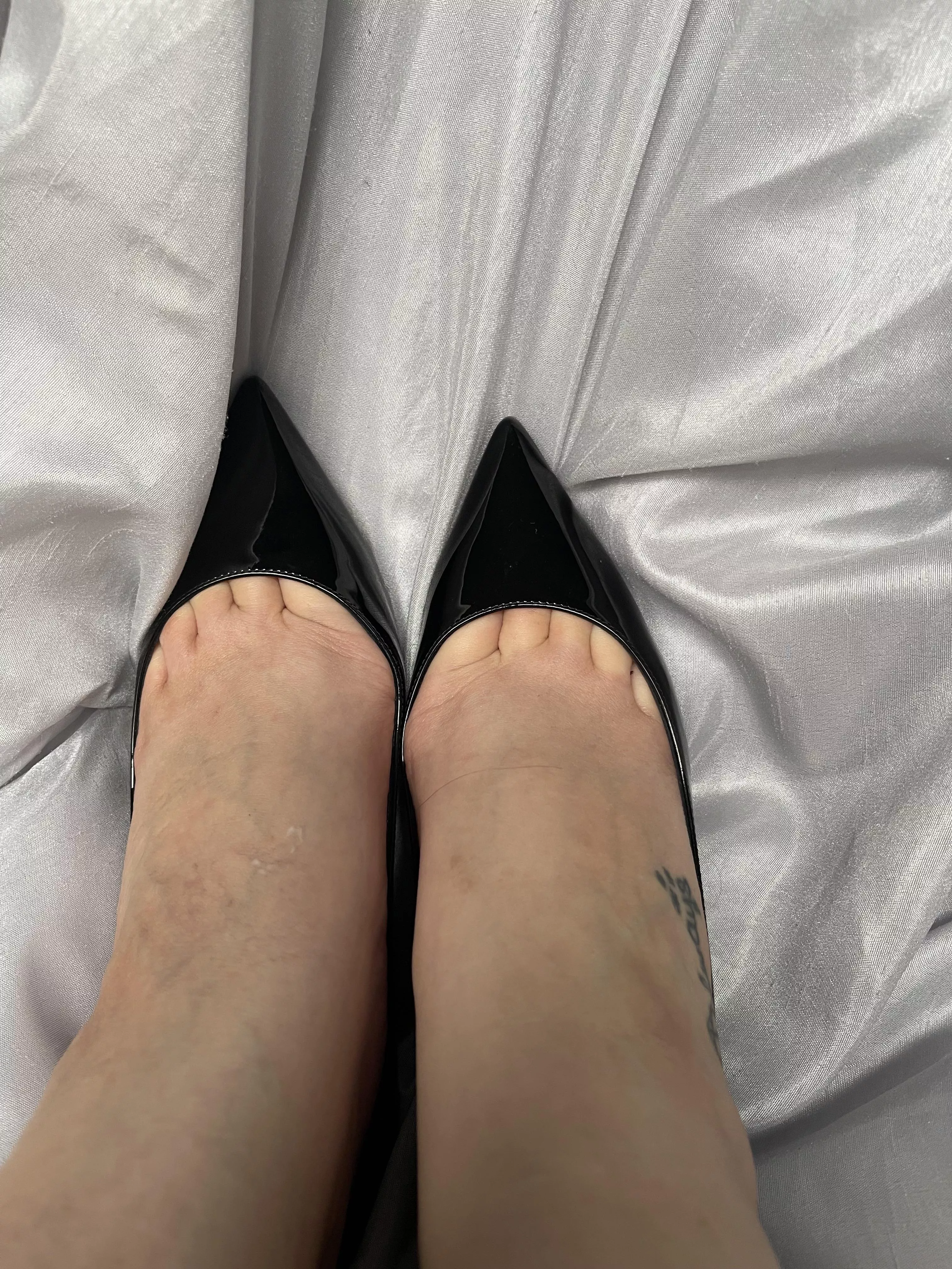 Massive toe cleavage in these Louboutins. 😳 posted by LolMonies