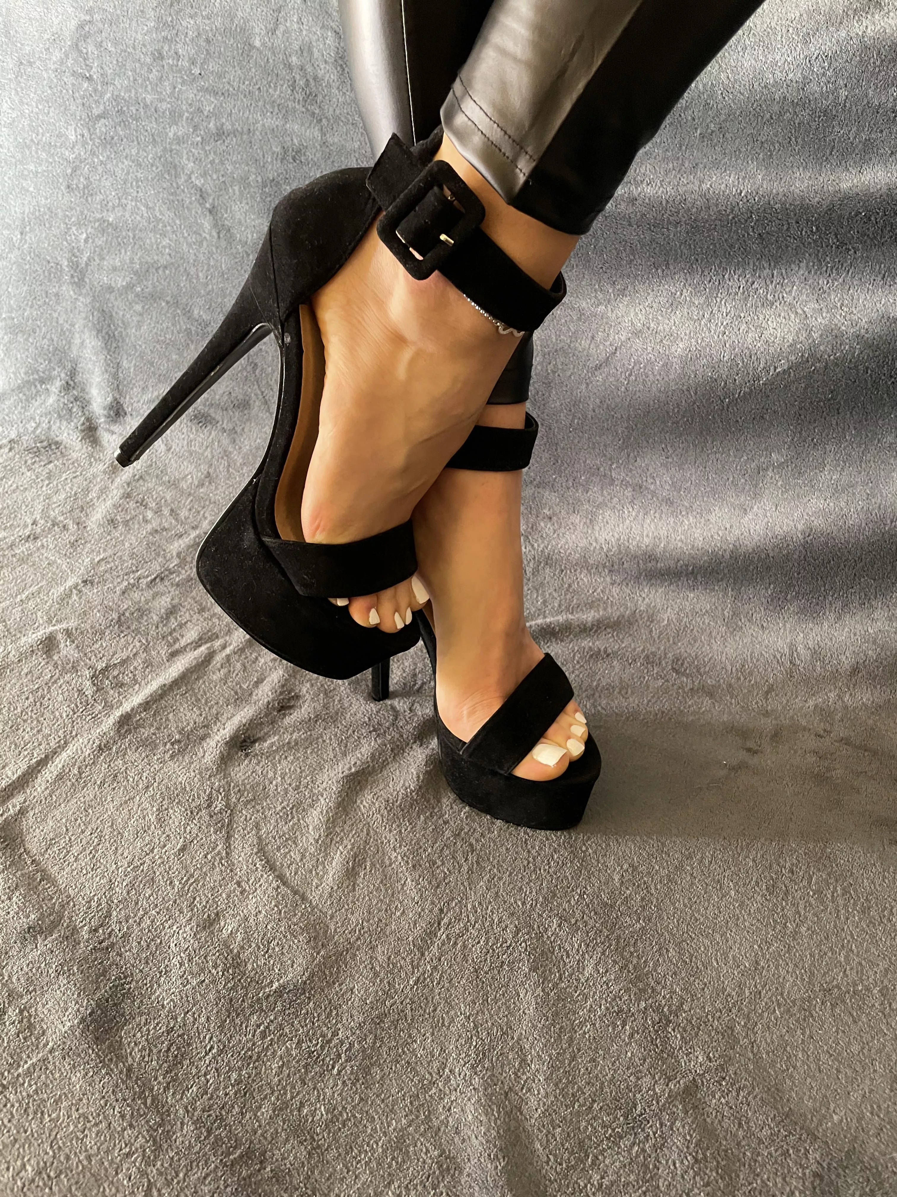 Perfect heels and feet 👠👀 posted by heidihotfeet