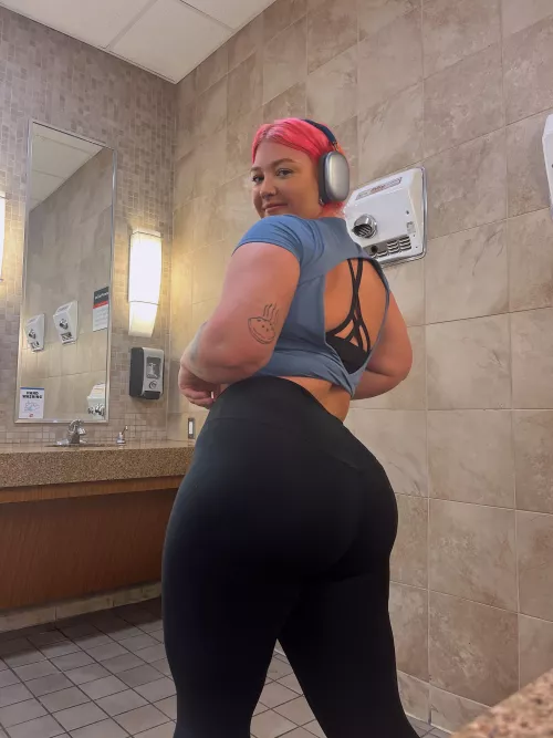 Pink haired big booty gym girl by demibleu