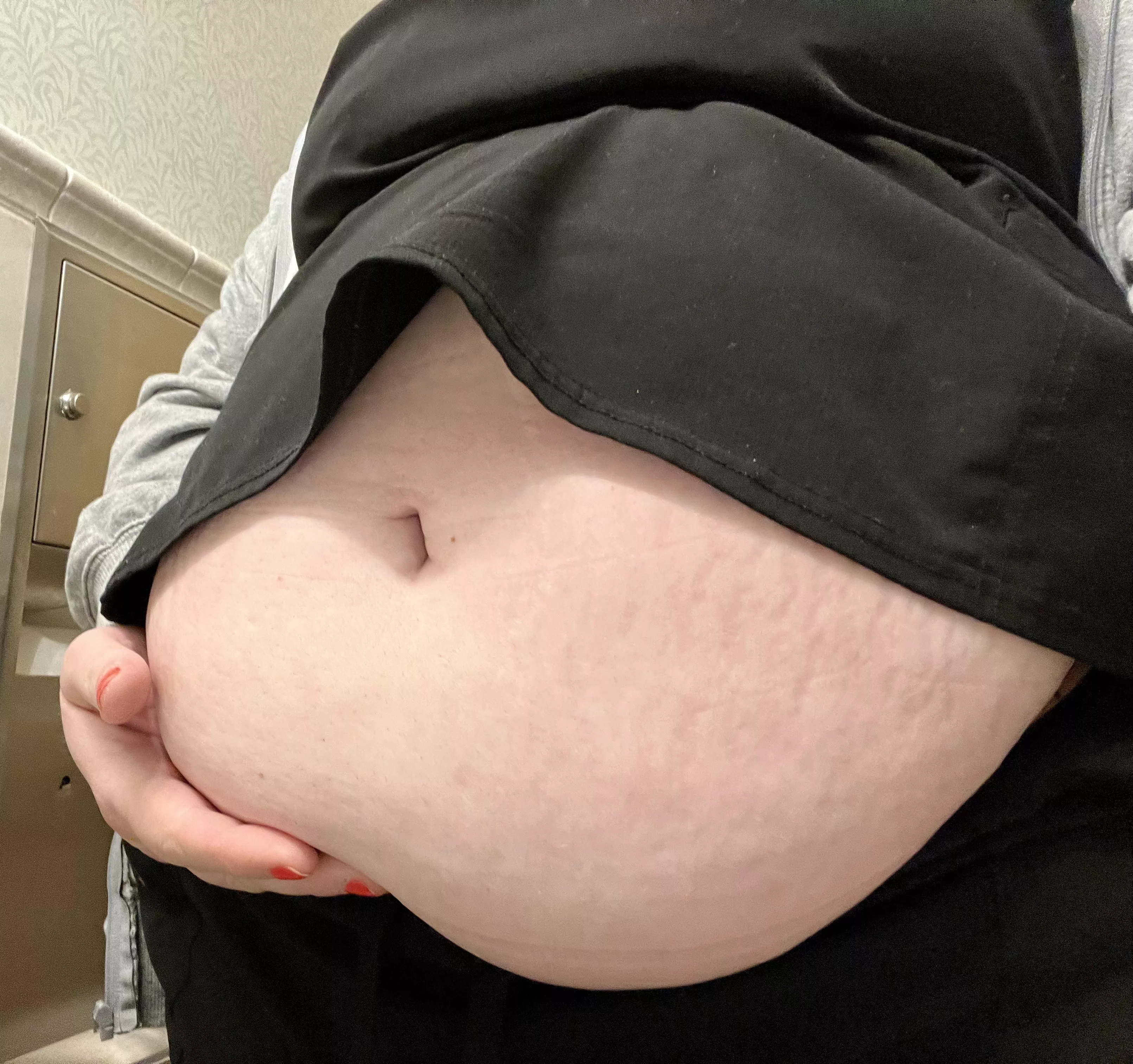 Pre-lunch belly posted by hipsnbellybabe