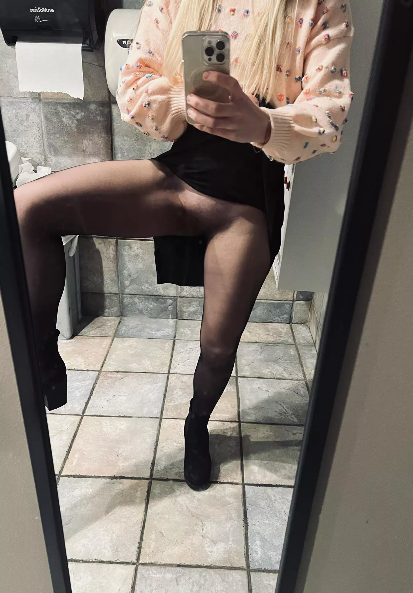 Wi[f]e wore seamless to hooters last night. posted by Pantyhosejedi