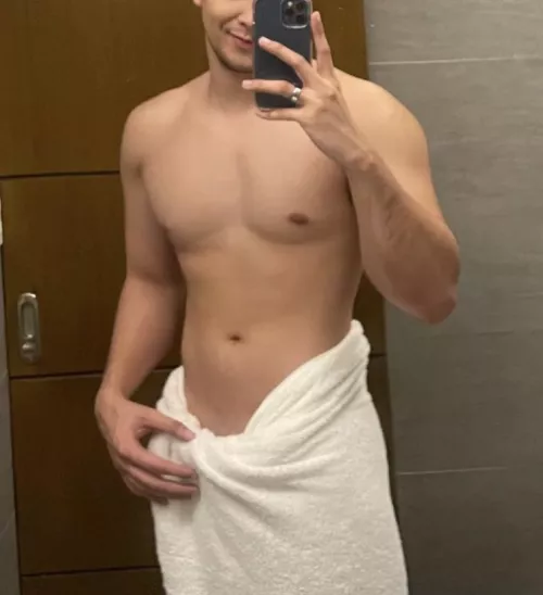 25 M looking for a hairy bro. Snap me @watergoh by vangoatz