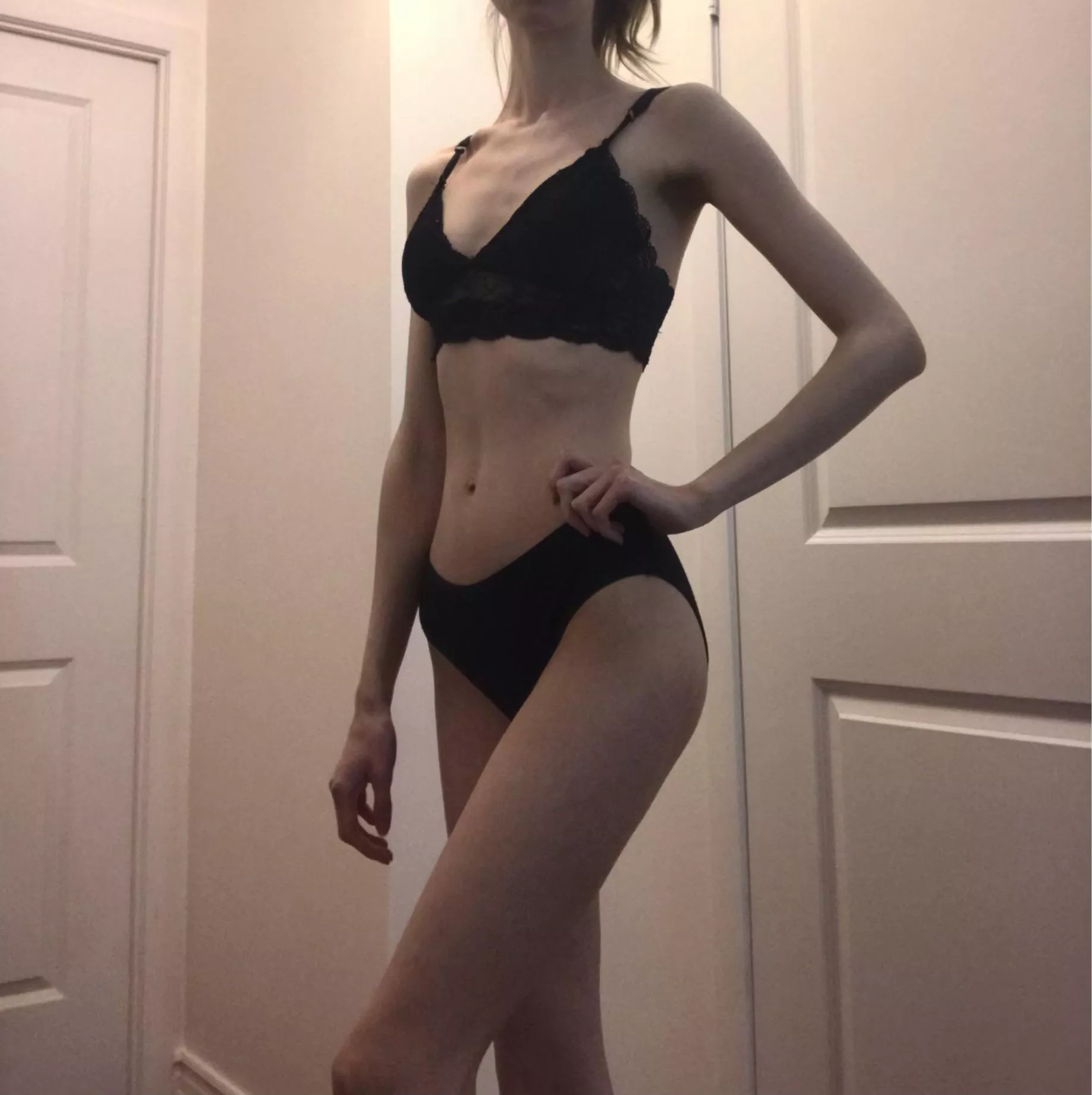 B cups, petite & 20 y/o 🖤 posted by Hotgirl_Linnea