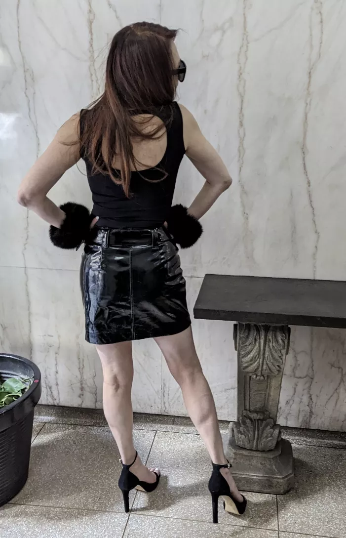 Do you think black looks flattering on me?? (F)56 posted by LeAutumnRose