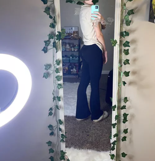 does my butt look good in these 🫶🏻 by blondeetaylorrr