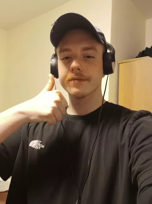 Gay bro saying hello. Recently got into a young people's shelter so we're celebrating by cozzabee