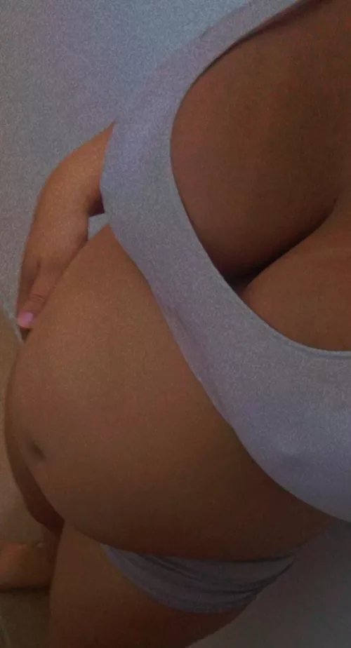 Hello good afternoon everyone happy with my 20 weeks pregnant give me a karma 😍 by Sensitive-Lead-1035