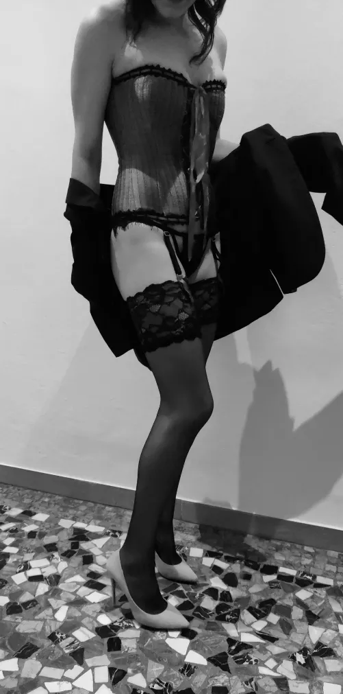 Just passing by… would you join me? 🖤🐇 by CamillaMarvelfeet