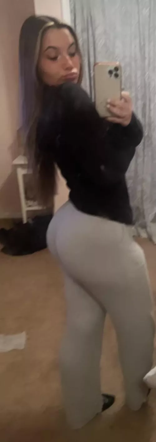 Ridiculous arse 😍😍🥵 by HighlightInitial9698