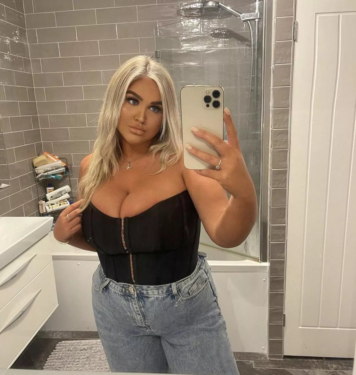 Busty curvy thick brummy posted by 69sussychungus