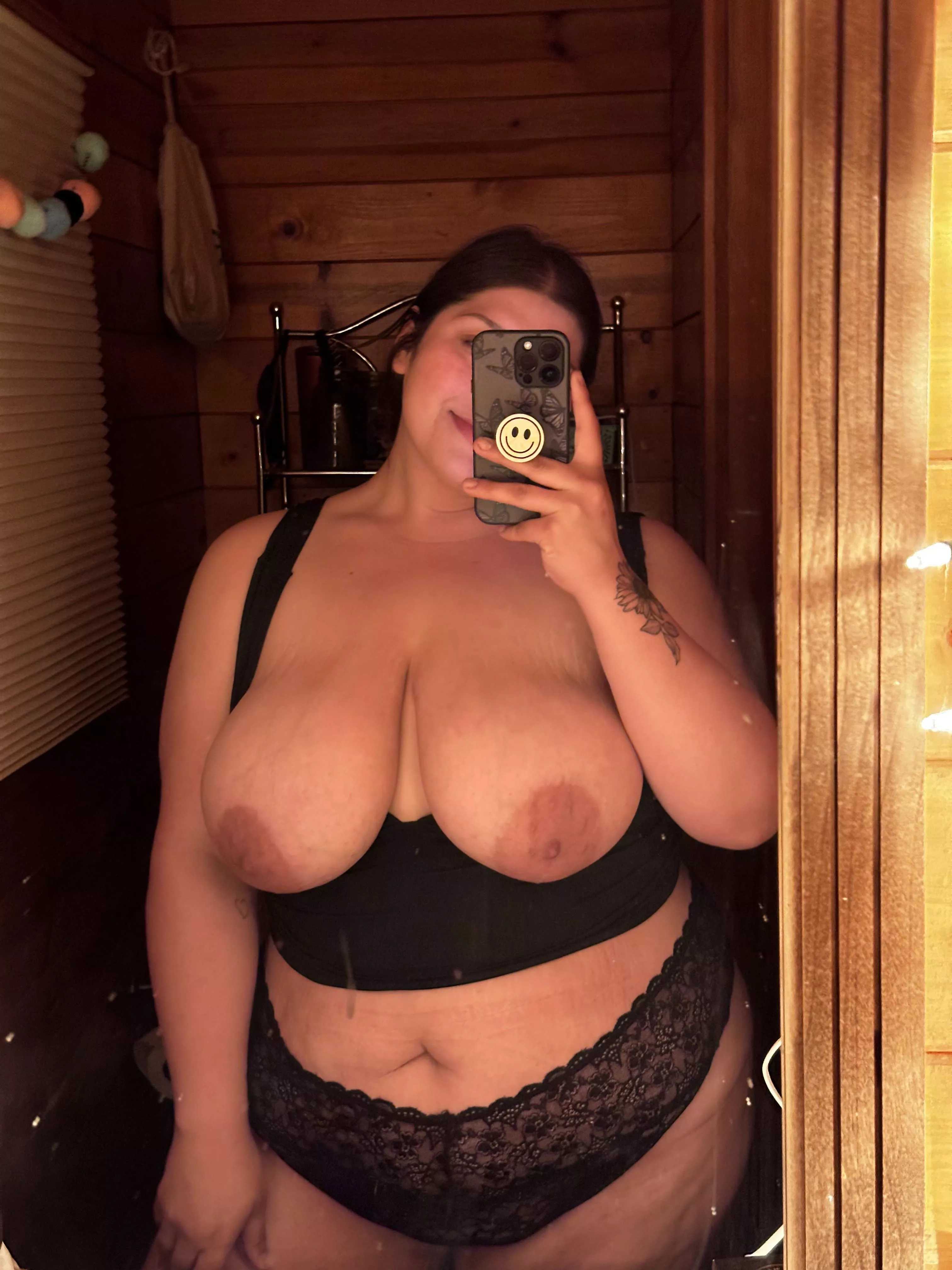 dirty mirror pic 😉🥴 posted by bbw_essence_xoxo
