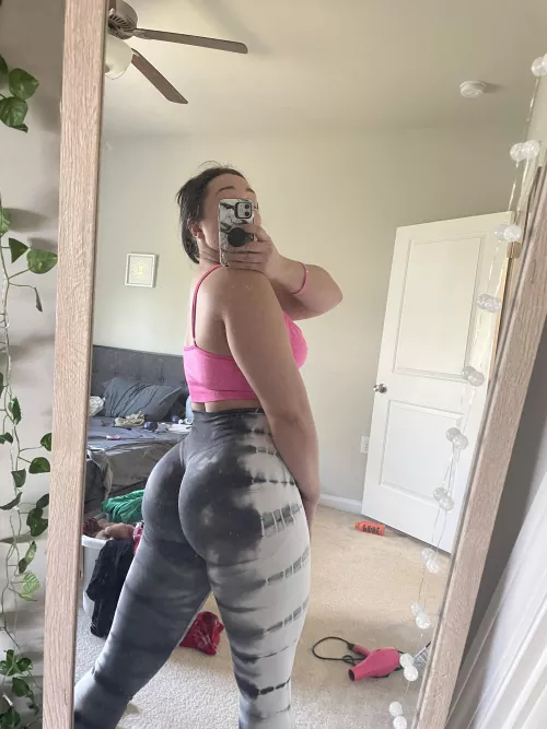 Hit upper body today but still have to show off the glutes by Buttcheeksnbarbells