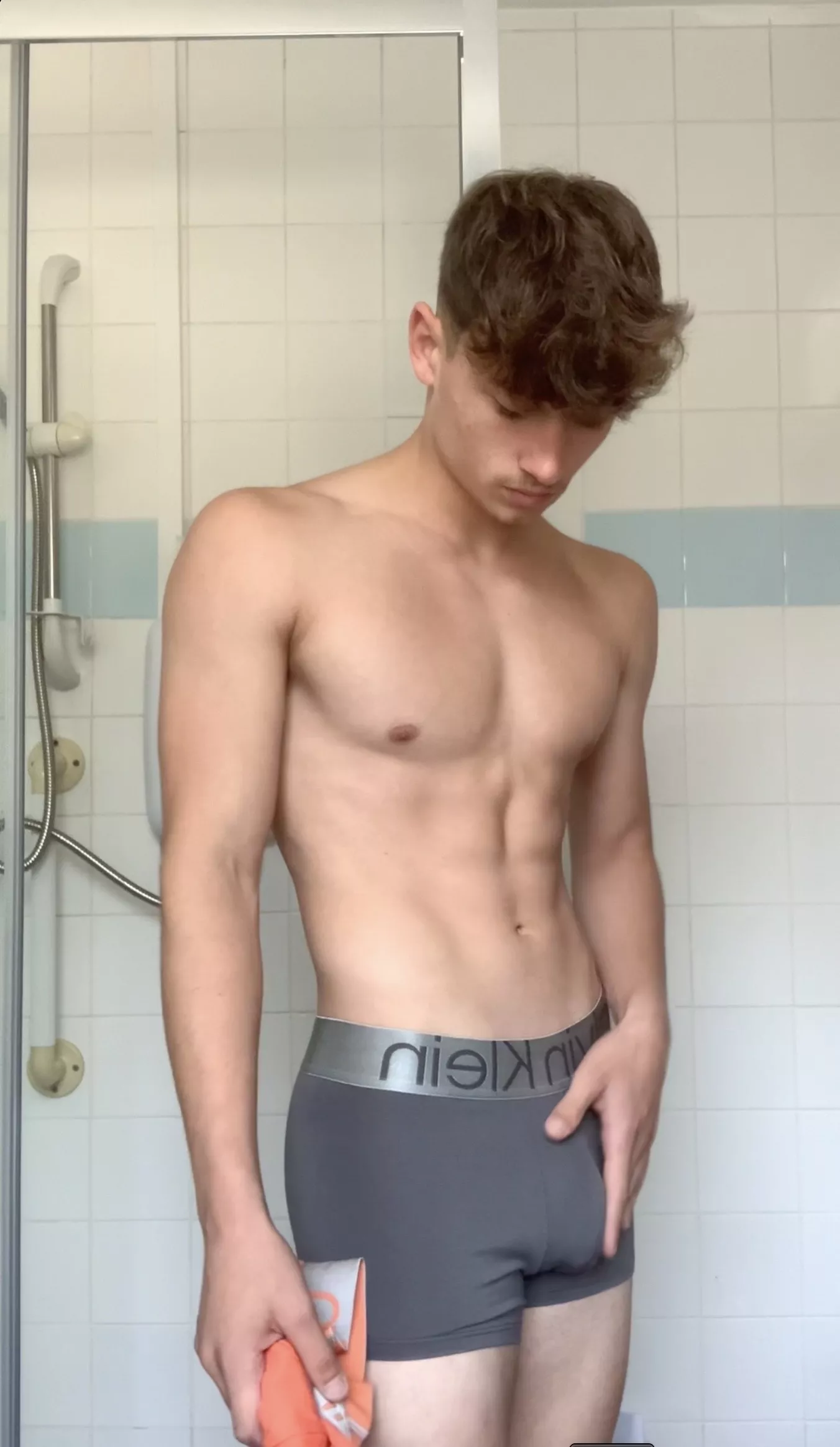 hottie or hottie? posted by leo-brooks