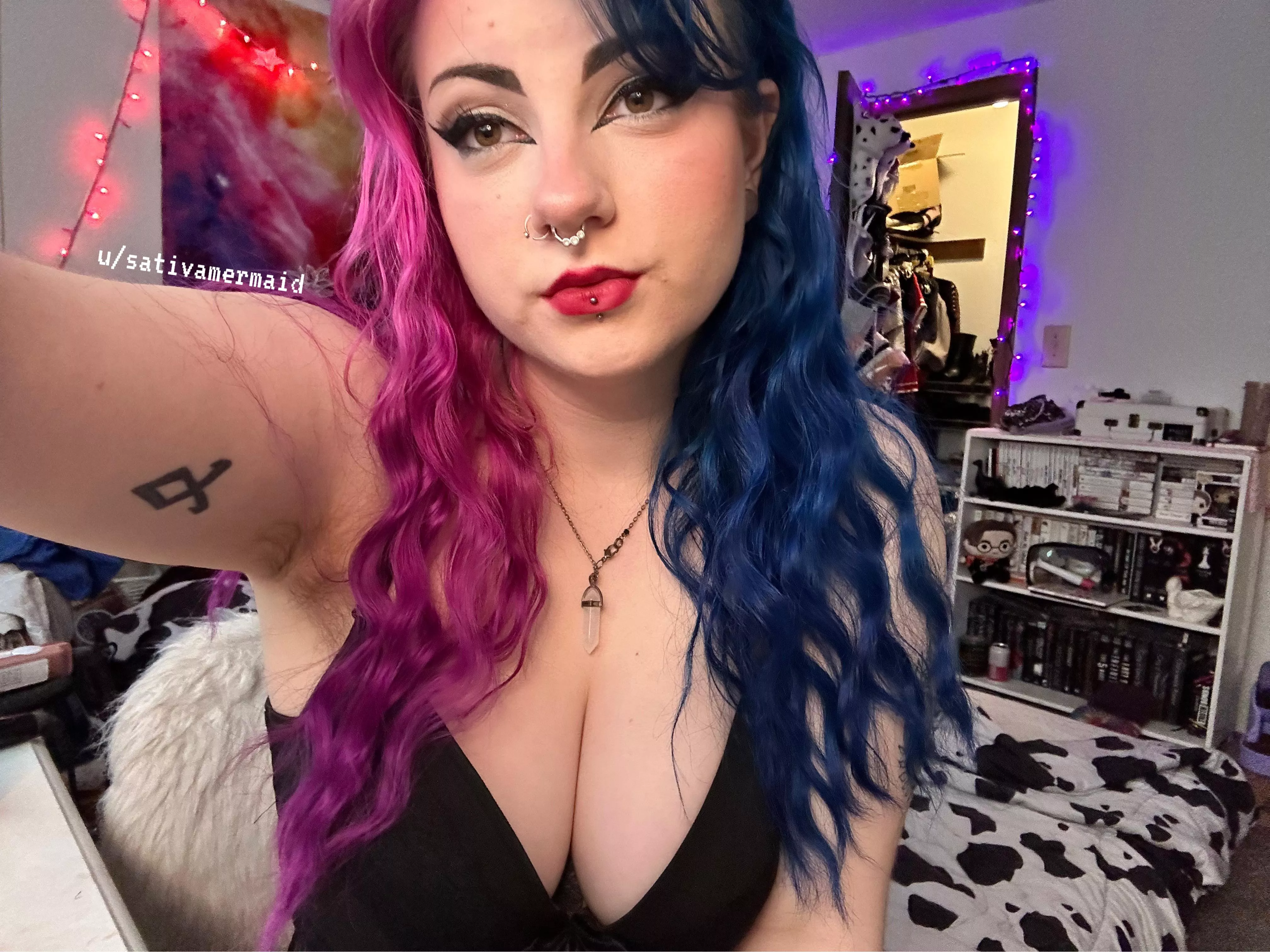 Sweet dreams from my cleavage 🖤✨ posted by sativamermaid