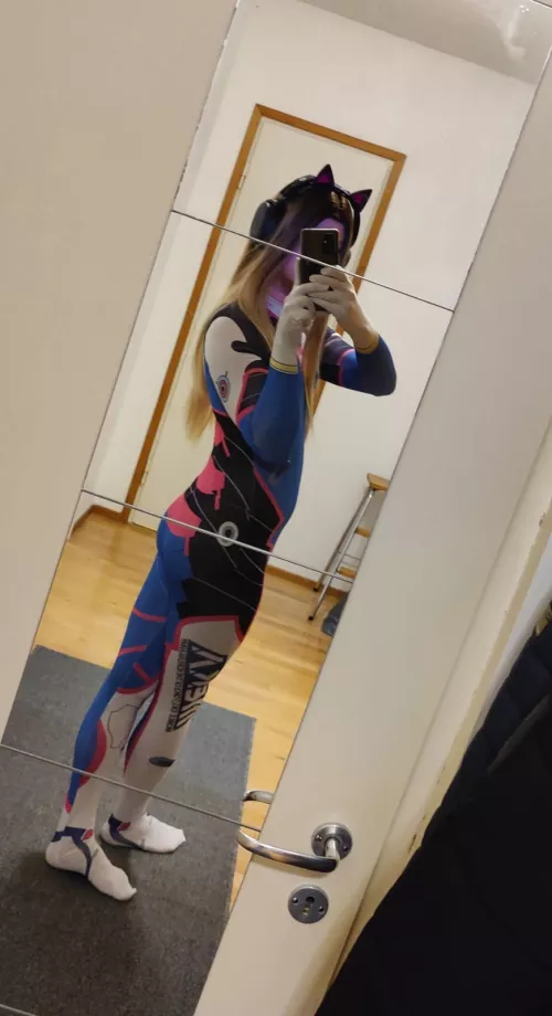 What do you think of my Dva cosplay? by Saimaanranta