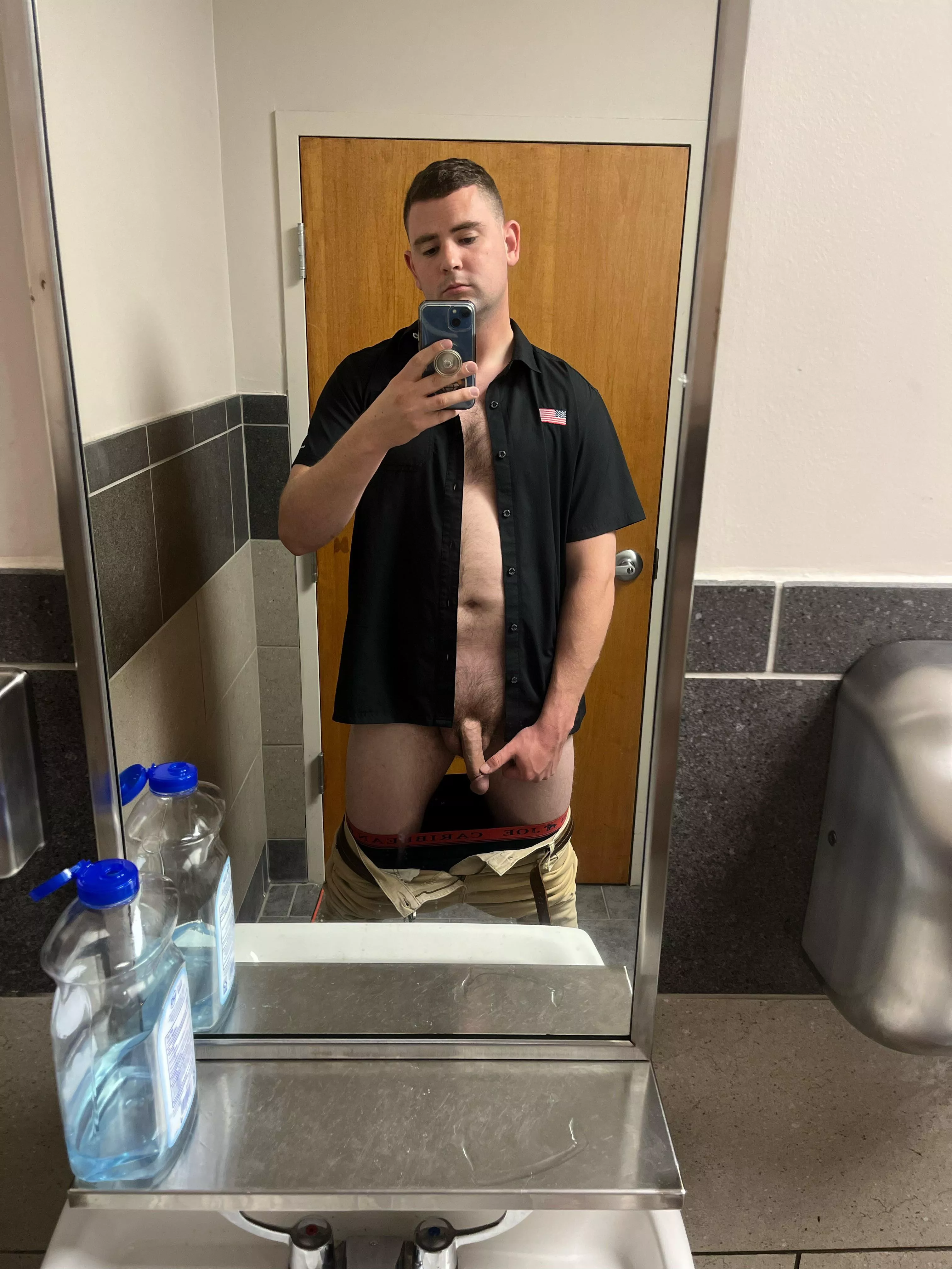 Work place fun 😘 posted by JohnTheGiraffe