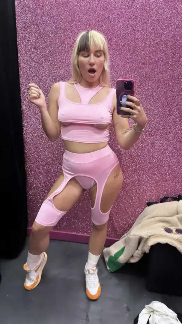 Any sissy who want or jerk of with mommy nudes ? posted by godessforsissyslut
