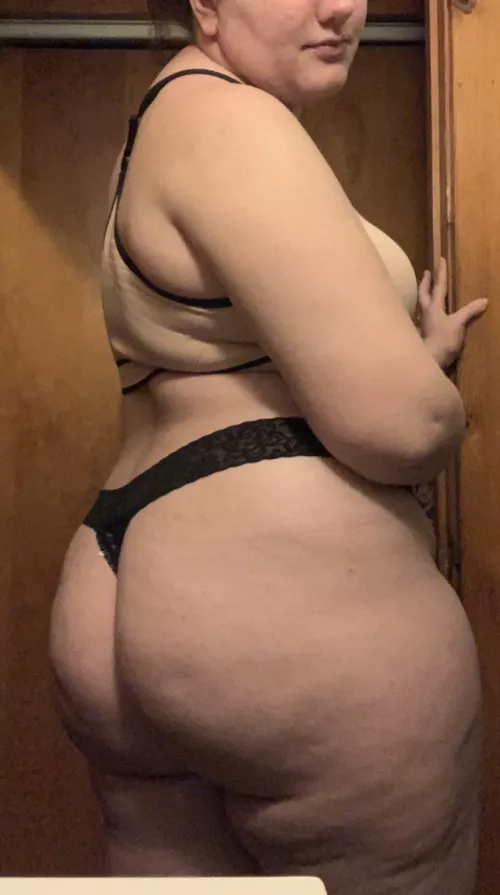 First time showing my butt to Reddit🫢🫢 by JessyRoundBooty