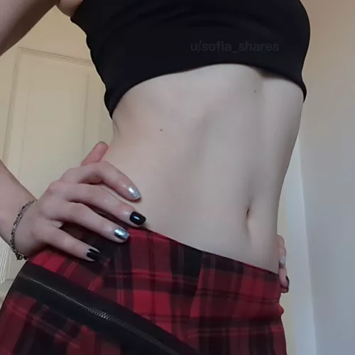 I love comfy clothes that allow me to show off my midriff 💋 [IMG] by sofia_shares