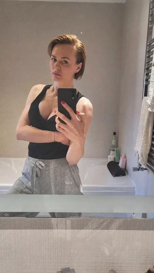 I'm built to take a pounding! by vanejaii