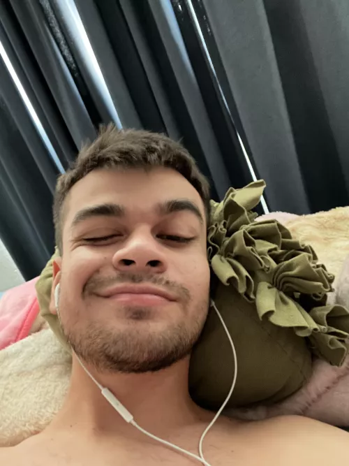 Just woke up, have a great weekend everybody. 😁💙 by somar_reeves