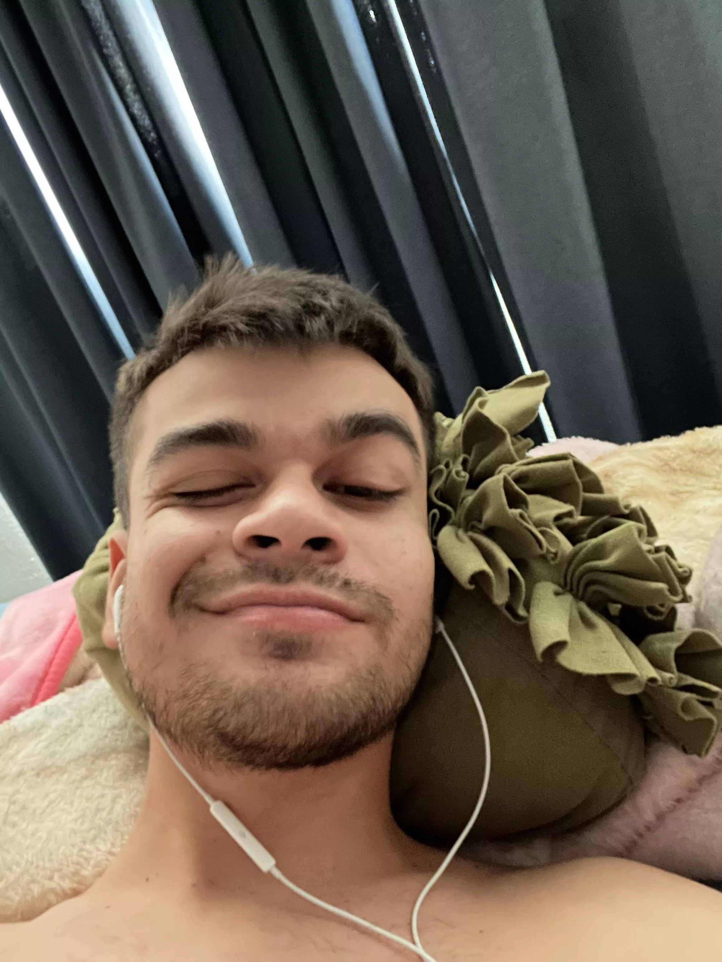 Just woke up, have a great weekend everybody. 😁💙 posted by somar_reeves