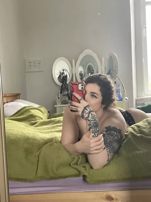 Lie next to mee by hiptqueen