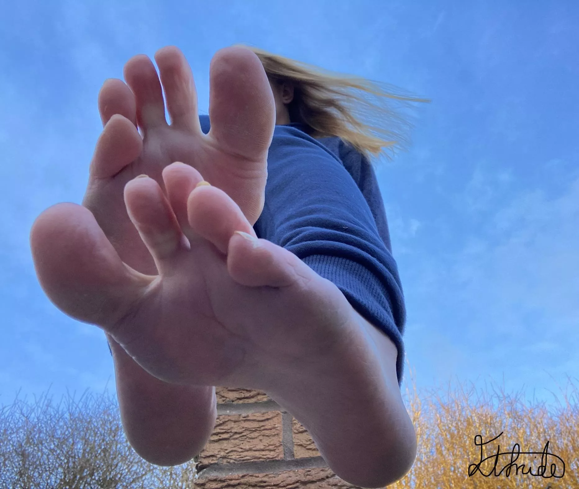 Like my spread toes? posted by Elfrida77