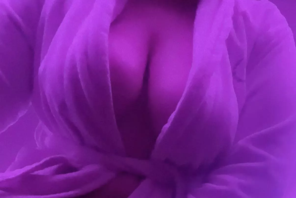 Some cleavage in a robe 😘 posted by bigbittiesandtoy