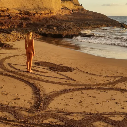 The universe loves us if we are given this beauty 🧡 by vulpesnudista